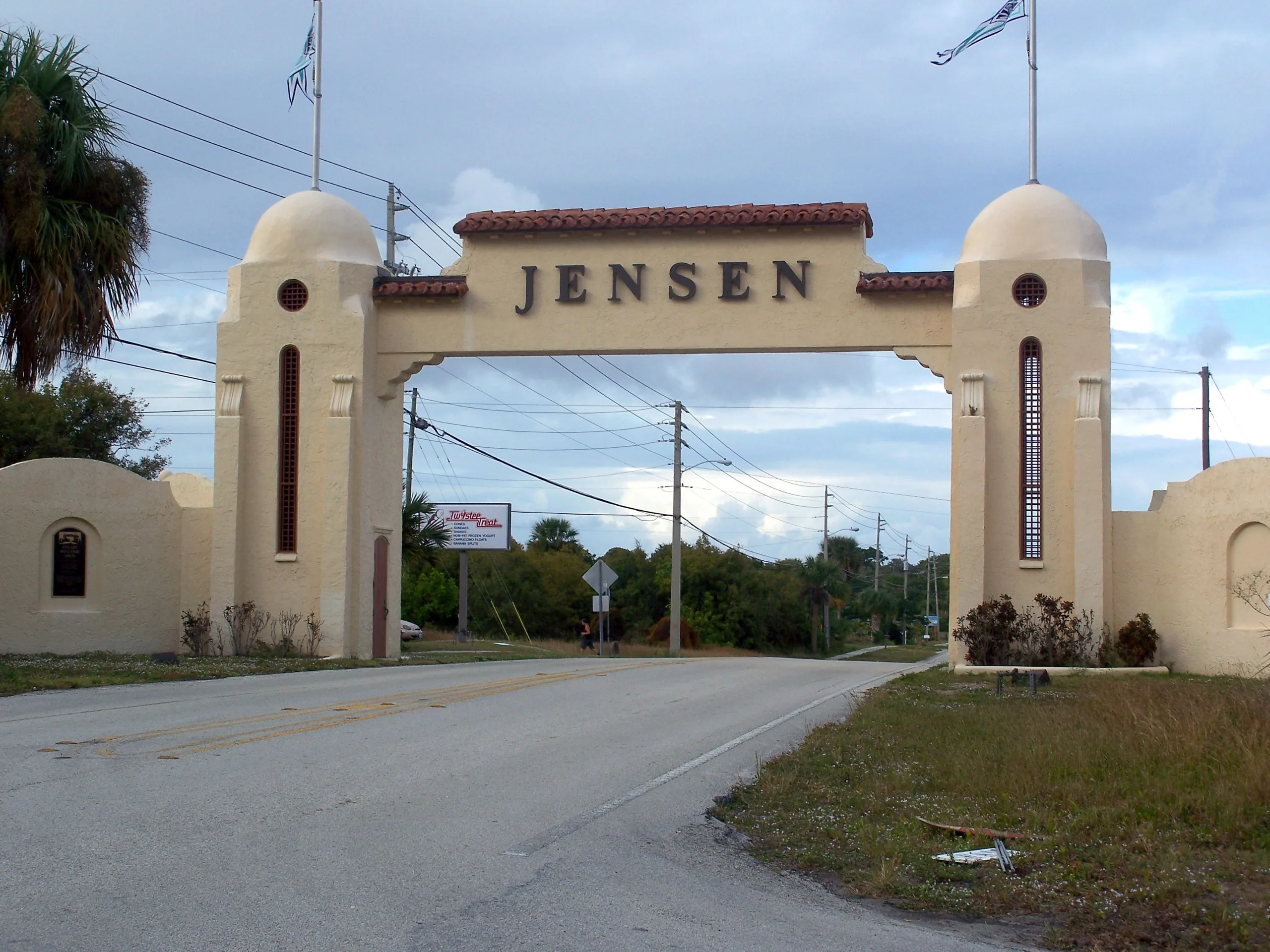 Jensen Beach entrance arch over a roadway in Martin County.
