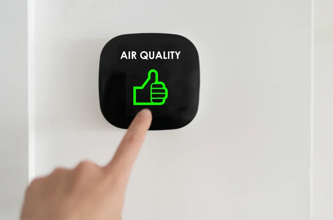 Air quality indicator with a green thumbs-up symbol.